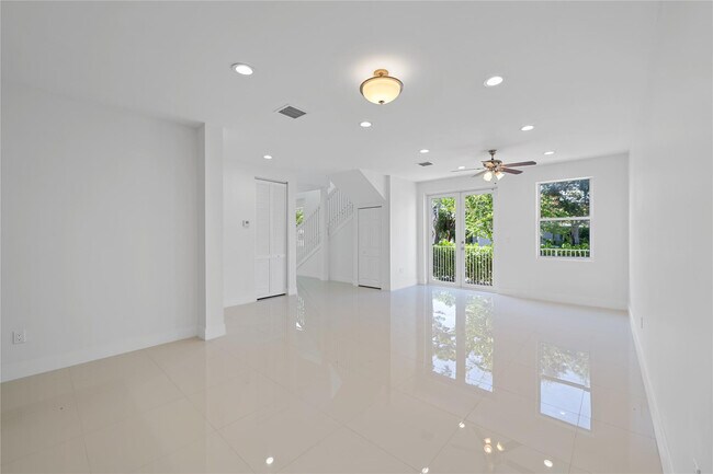 Building Photo - 1428 SW 4th Ave