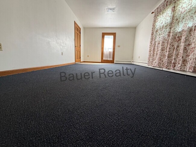 Building Photo - Four Bedroom, New London Schools