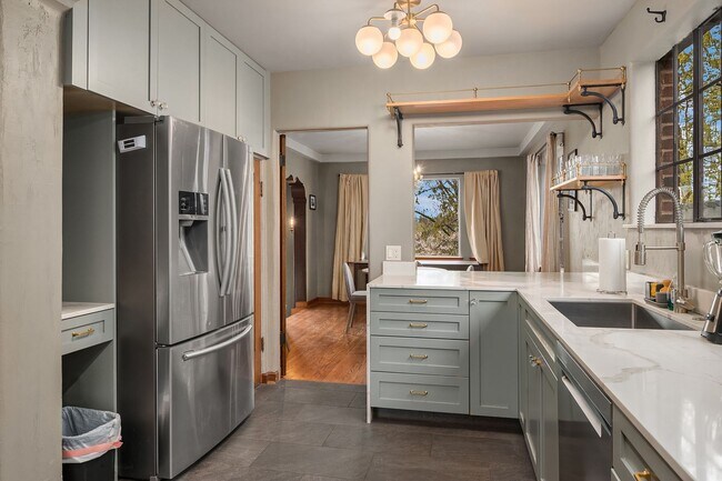 Building Photo - $2000 OFF 1 Months Rent with a Lease Start...