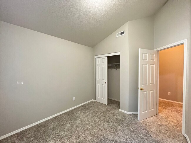 Building Photo - Super-Cute Townhouse! 3 bed + 2.5 baths w/ Fantastic Floor Plan! (A/C & Washer / Dryer included!)