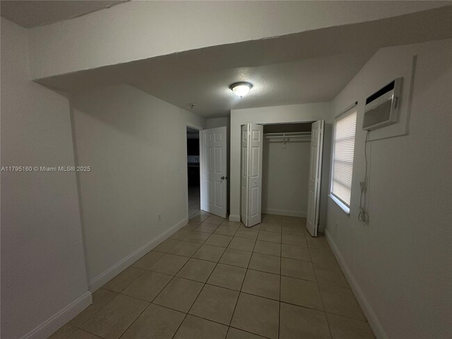 Building Photo - 5413 SW 19th St