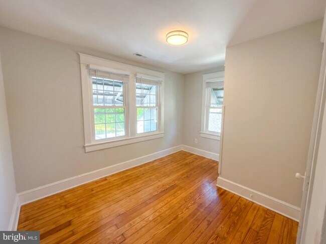Building Photo - 209 4th Ave