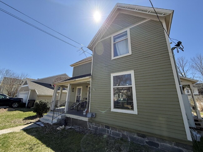 Building Photo - Charming 1 Bedroom, 1 Bathroom Apartment in the Heart of Sparta, MI