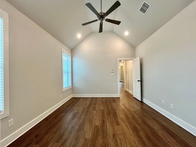 Building Photo - 7012 Hillside Ave
