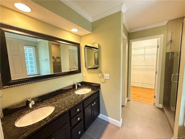 Building Photo - 995 Greenbriar Dr