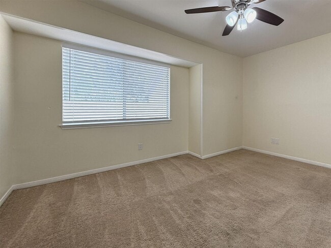 Building Photo - 31 N Lakeridge Cir