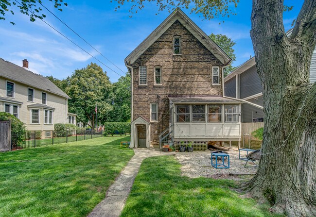 Building Photo - 2018 Pratt Ct