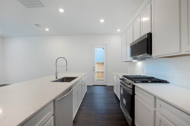 Building Photo - 653 Royal Arch Dr