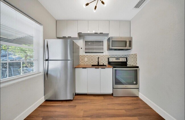 Building Photo - 217 E 48th St