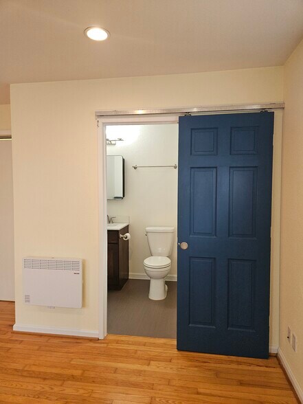 Ensuite bathroom - 1427 27th Ave