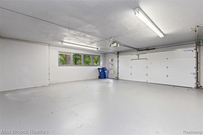 Building Photo - 3988 Lakeland Ln