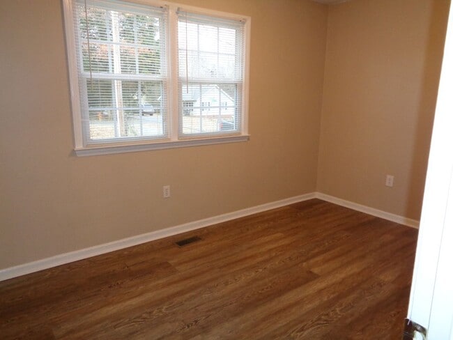 Building Photo - Cute House-Nice Yard!