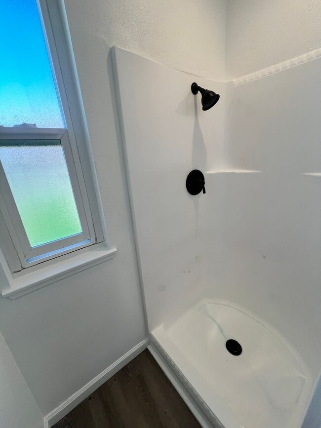Building Photo - Oxnard - Four bedroom, two bathroom, singl...