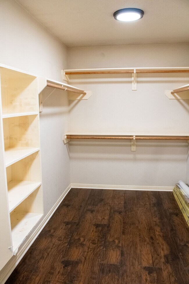 Building Photo - 9550 Thousand Oaks Loop