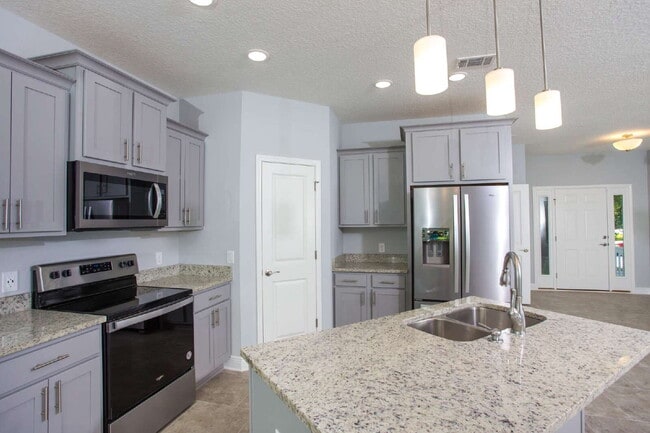 Building Photo - Great location! One block from DeVillier's Square and walking distance to Palafox.