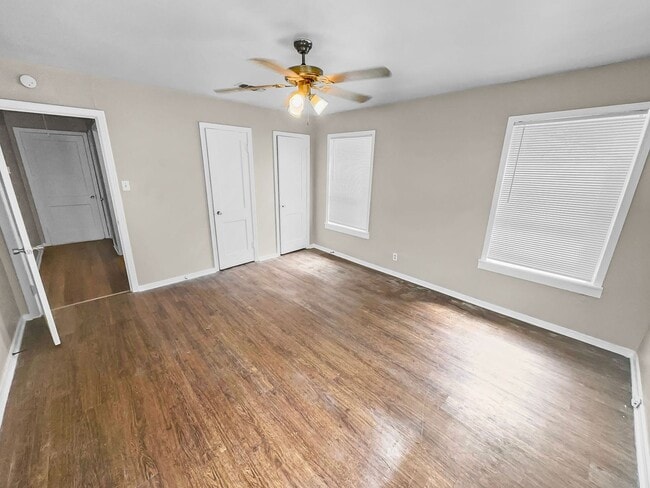 Building Photo - Ridglea West Home with Hardwood Floors & F...