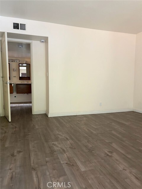 Building Photo - 1127 E Del Mar Blvd