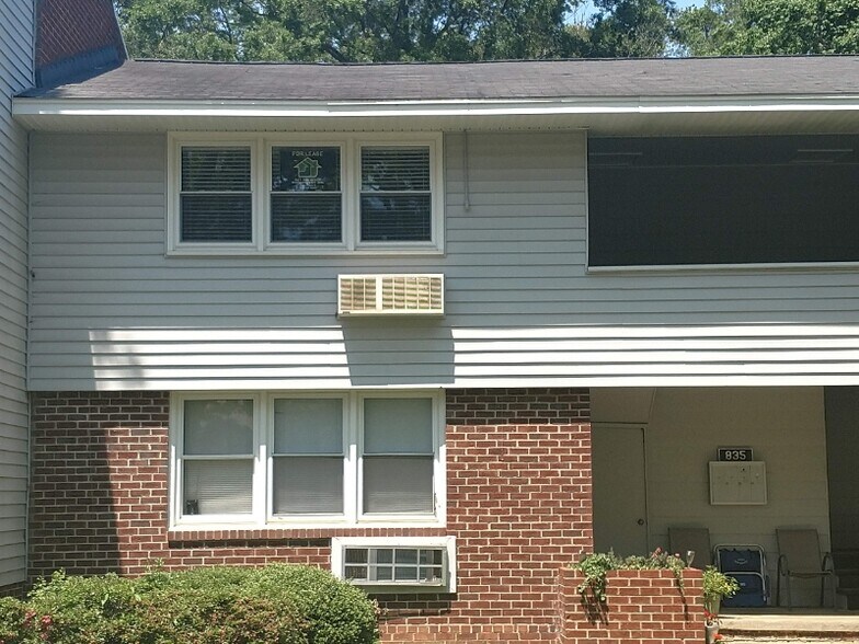 Building Photo - 835 Daniels St