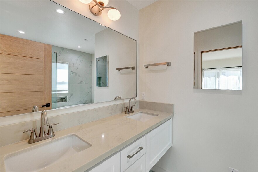 Building Photo - 5348 Thornburn St