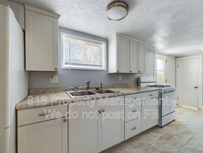 Building Photo - 1127 S Hocker Dr