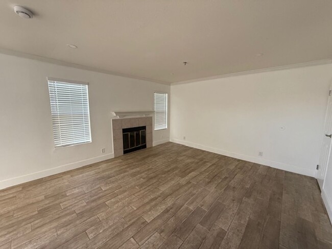 Building Photo - Condo in Gated Palm Lake