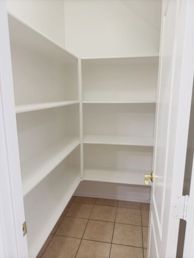 Building Photo - MOVE IN SPECILAS!! 5BD 3BA IN JOHNSON RANC...