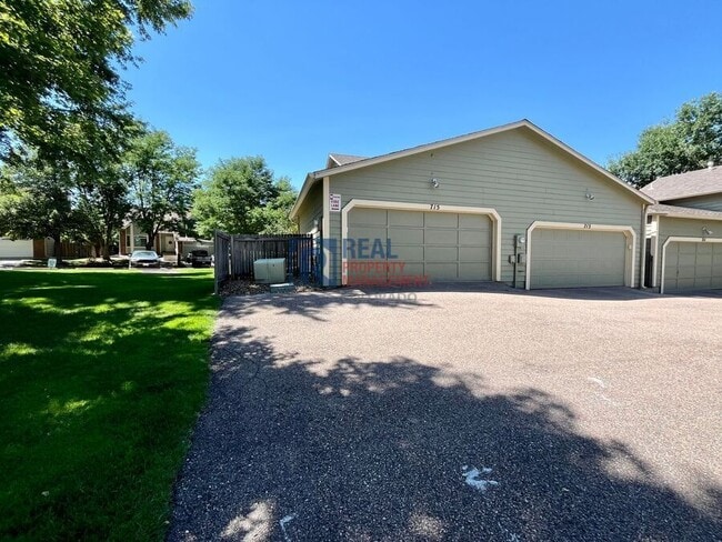 Building Photo - 715 Crown Point Dr