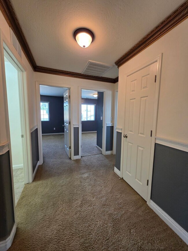 Building Photo - 4 bedroom 3 bathroom in SE Visalia!