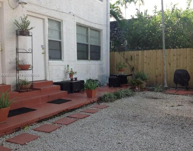 Building Photo - 1661 SW 13th St