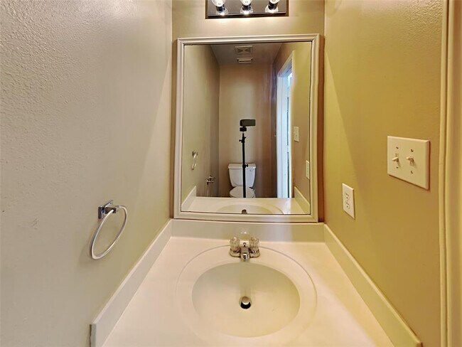 Building Photo - 2617 Las Cruces Cir