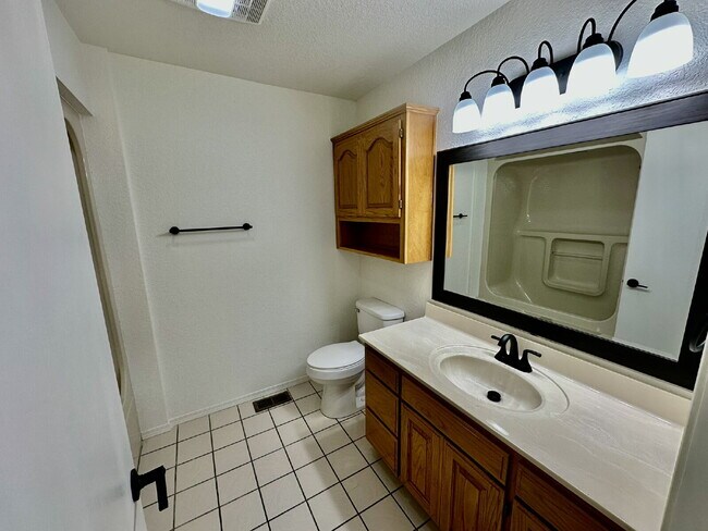 Building Photo - 1242 SW Elm Tree Rd