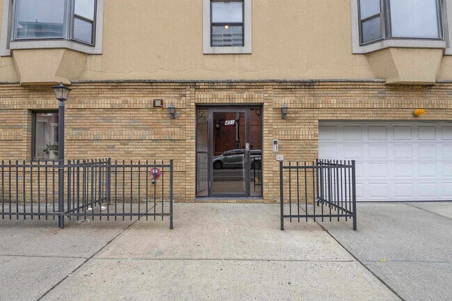 Building Photo - 401 1st St