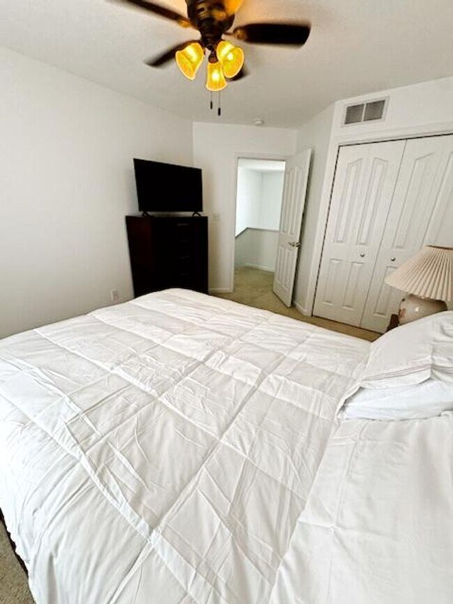 Building Photo - Short or long term Executive 4 bedroom 2.5 bath home available fully furnished!