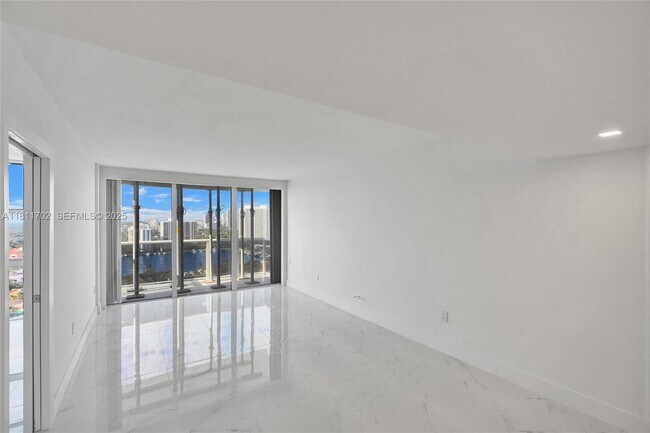 Building Photo - 3625 N Country Club Dr