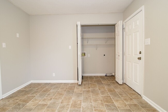 Building Photo - 632 Artic Ave