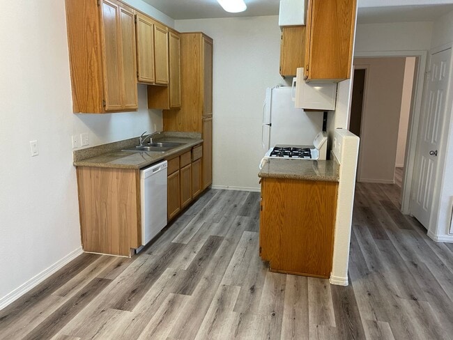 Building Photo - 2 Bedroom Condo!