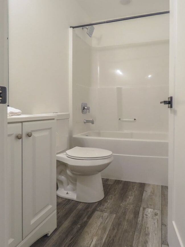 Building Photo - Newberg- 3 bedroom Duplex Available Soon - Schedule tour now !