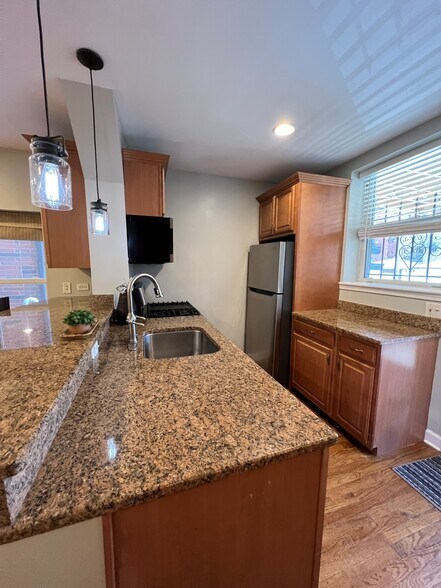 Kitchen - 3526 N Reta Ave