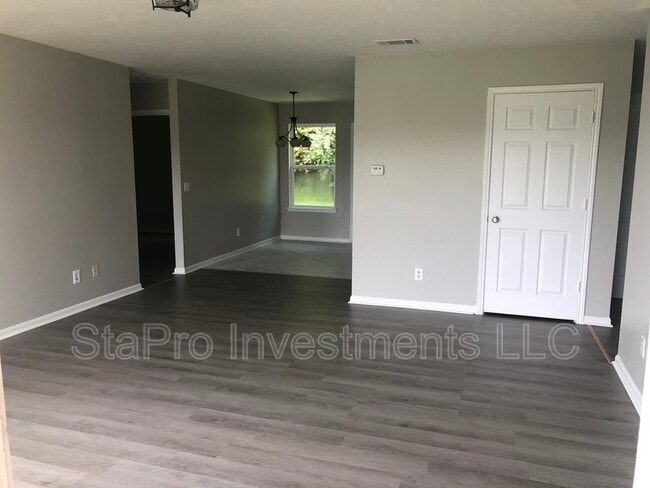 Building Photo - 164 Village Pl