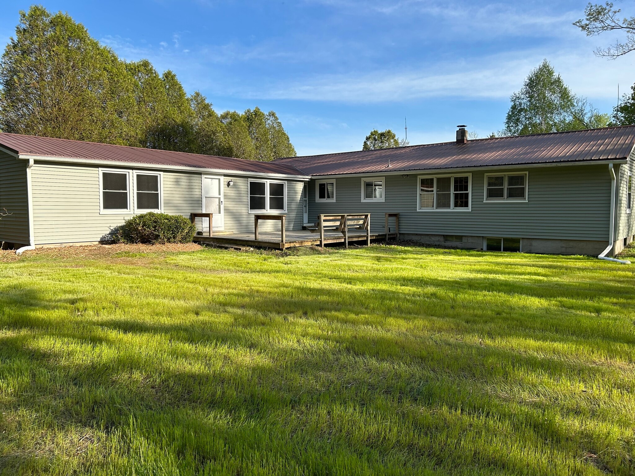 Back yard, deck - 281 Lake Rd