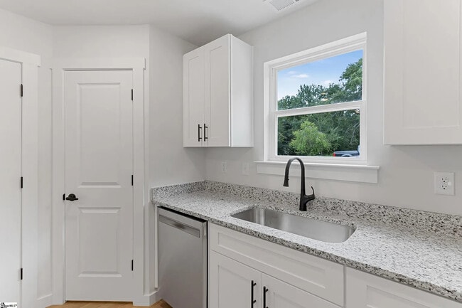 Building Photo - 18 Catawba Ave