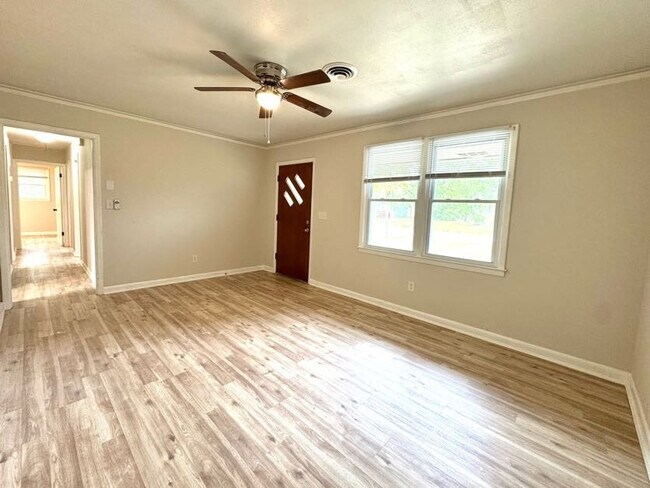 Building Photo - 868 Watts Dr