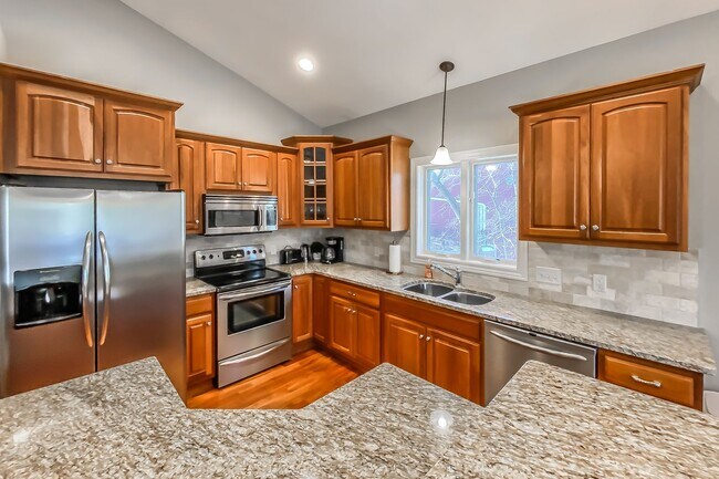 Building Photo - Warm and Luxurious 4 bedroom Executive Estate