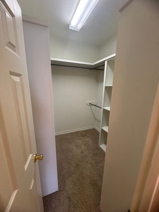 Building Photo - 3 Bed 2 Bath Home Available 10/13