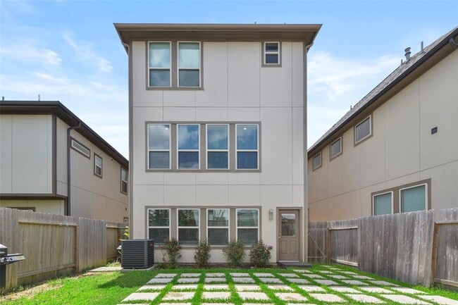 Building Photo - 2033 Paul Quinn St