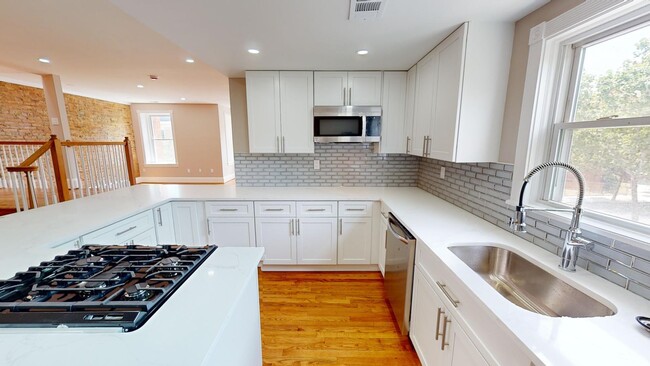 Building Photo - 911 Monroe St NW