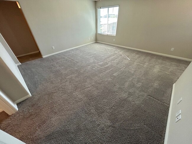 Building Photo - Gorgeous two-story home with 5 bedrooms and 3 bathrooms in a gated community
