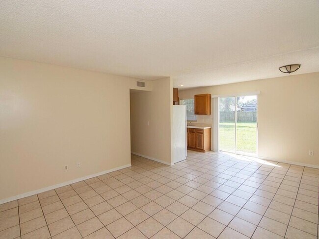 Building Photo - 1190 SE Puritan Ln