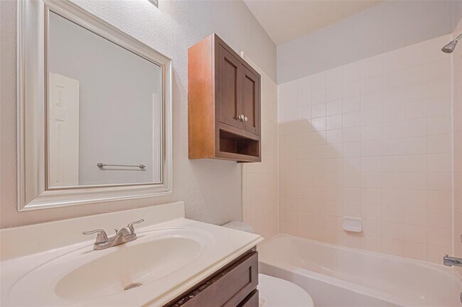 Building Photo - 2502 Oakthorn Ct