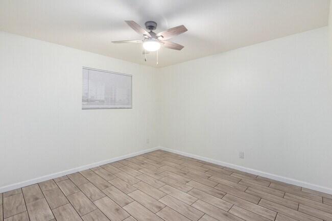 Building Photo - 5107 N 28th Dr